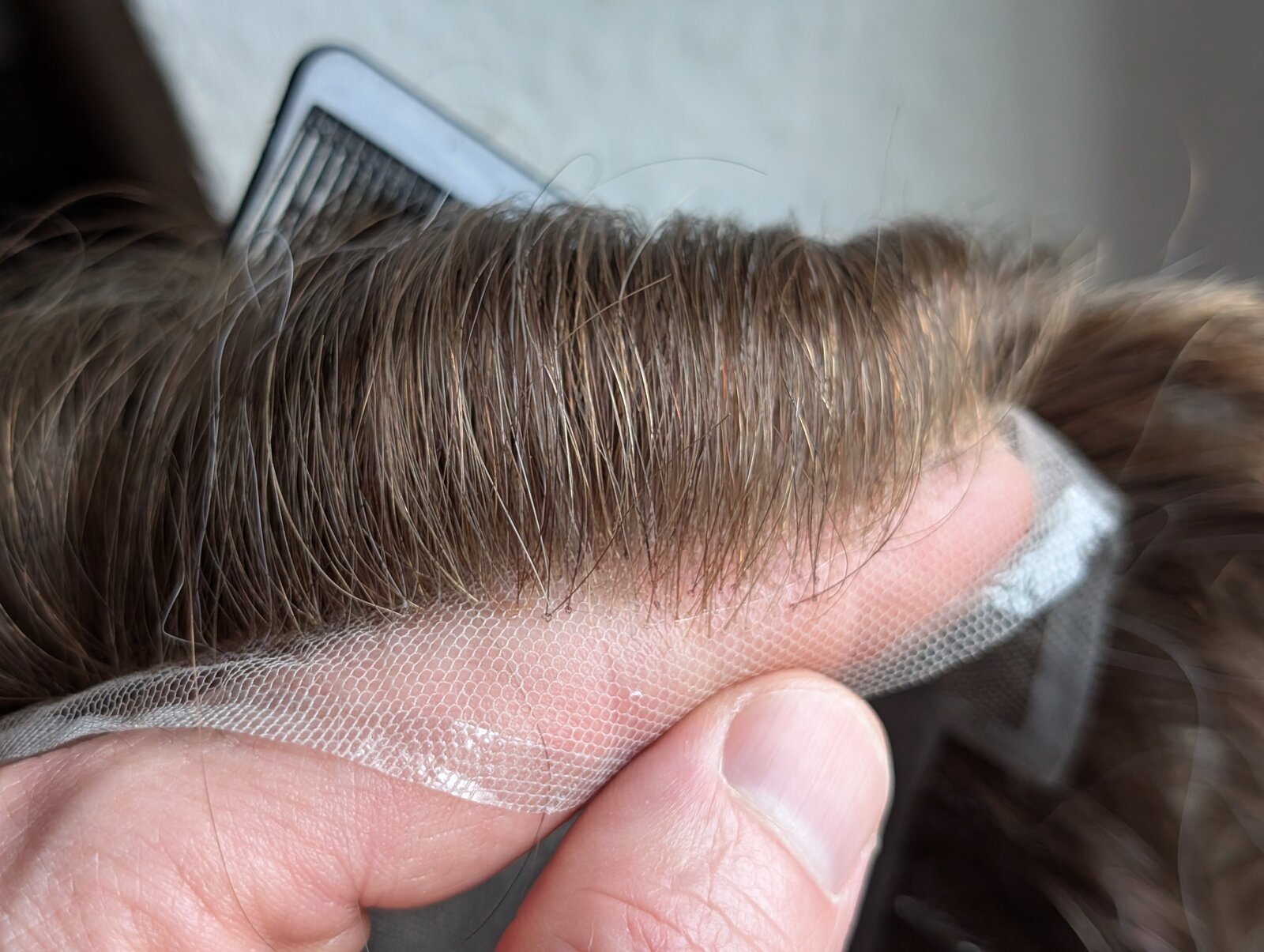 Lace-Basis eines Systems in der Hand, darunter die Haarlinie